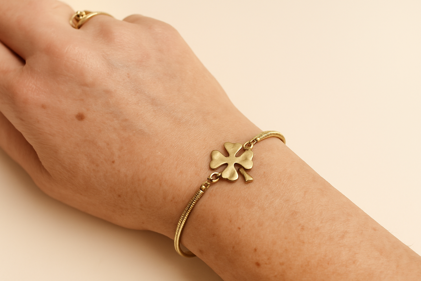 Lucky Clover Bileklik - El Üzerinde