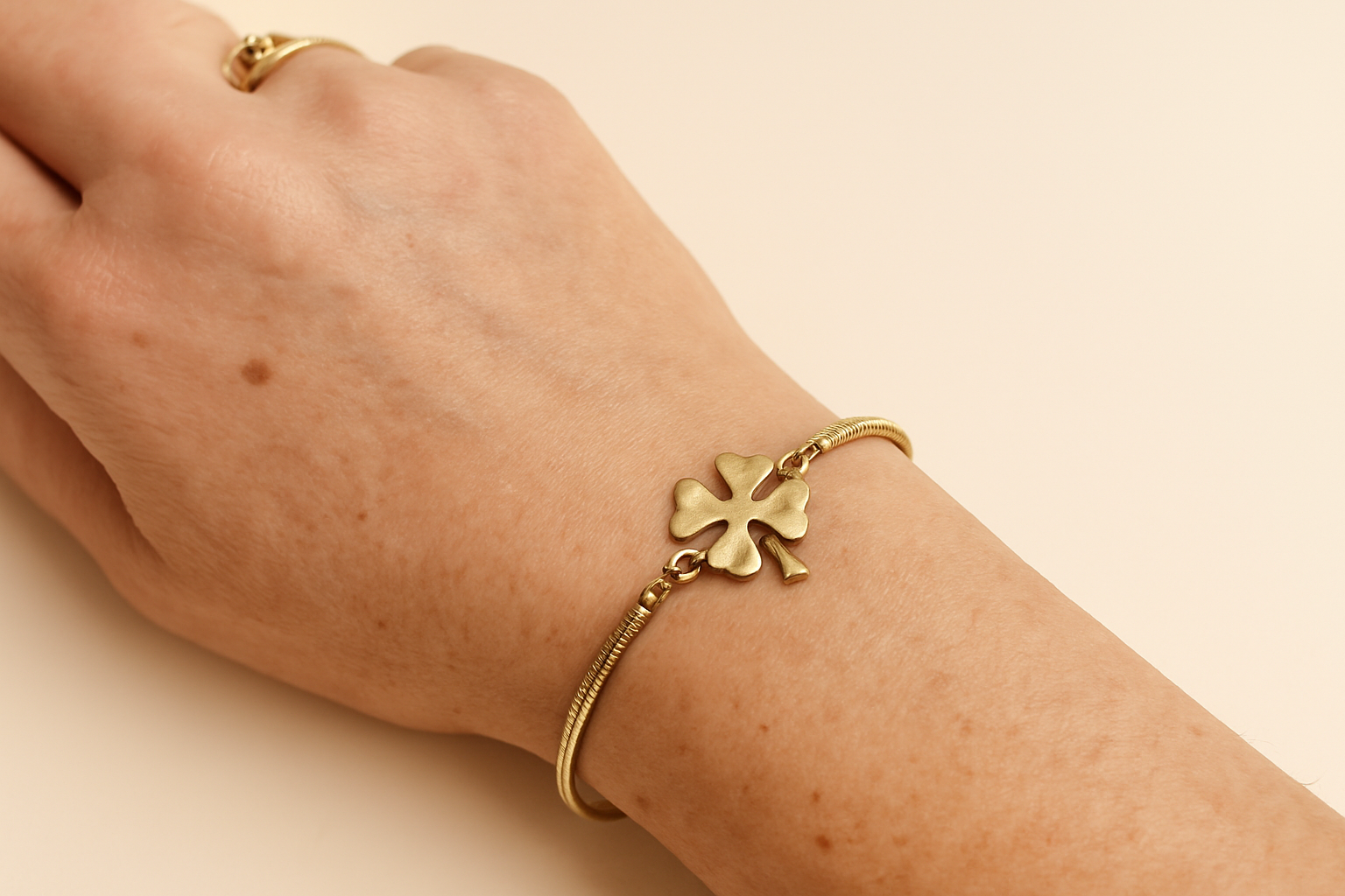 Lucky Clover Bileklik - El Üzerinde