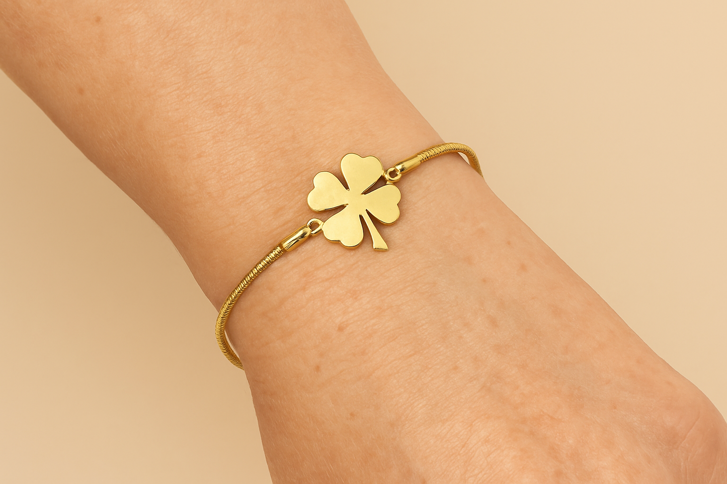 Lucky Clover Bileklik - Bilek Üzerinde